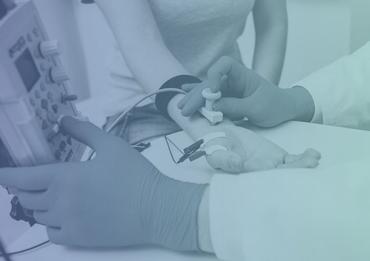 medico-detectando-enfermedades-con-una-electromiografia