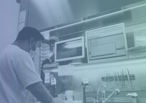 Patólogo usando el reconocimiento de voz para optimizar su flujo de trabajo