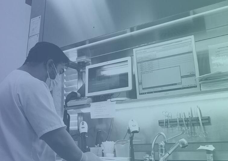 Patólogo usando el reconocimiento de voz para optimizar su flujo de trabajo